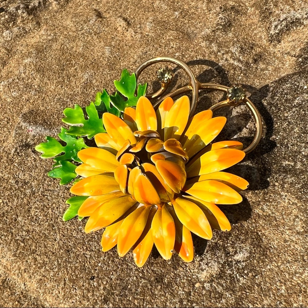 & Vintage yellow & orange daisy brooch pin